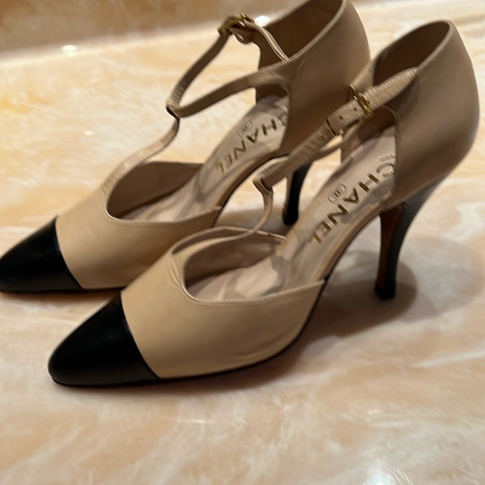 Chanel Vintage T-Strap Two Tone Cap Toe Pumps Size 38- No Wear